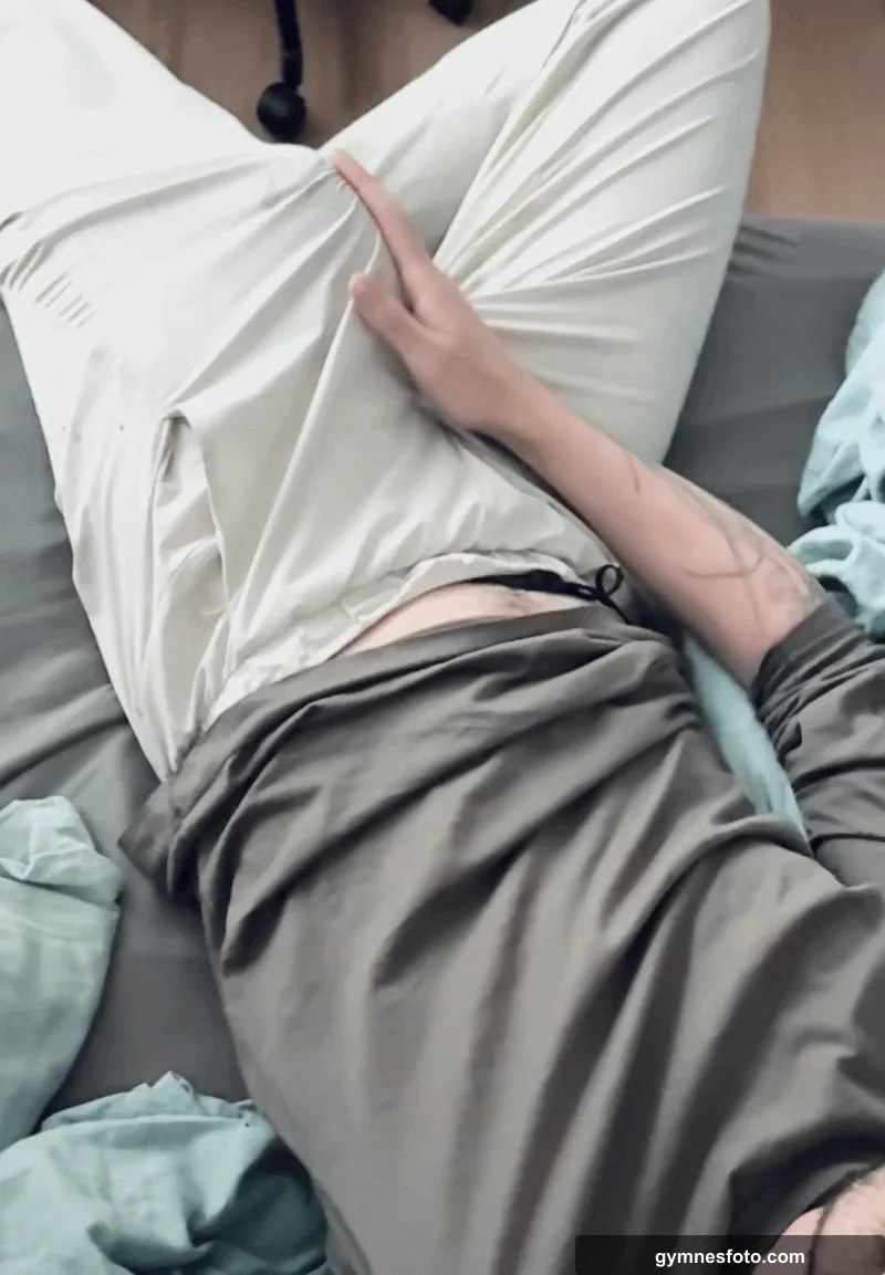 30 Bi in trackpants